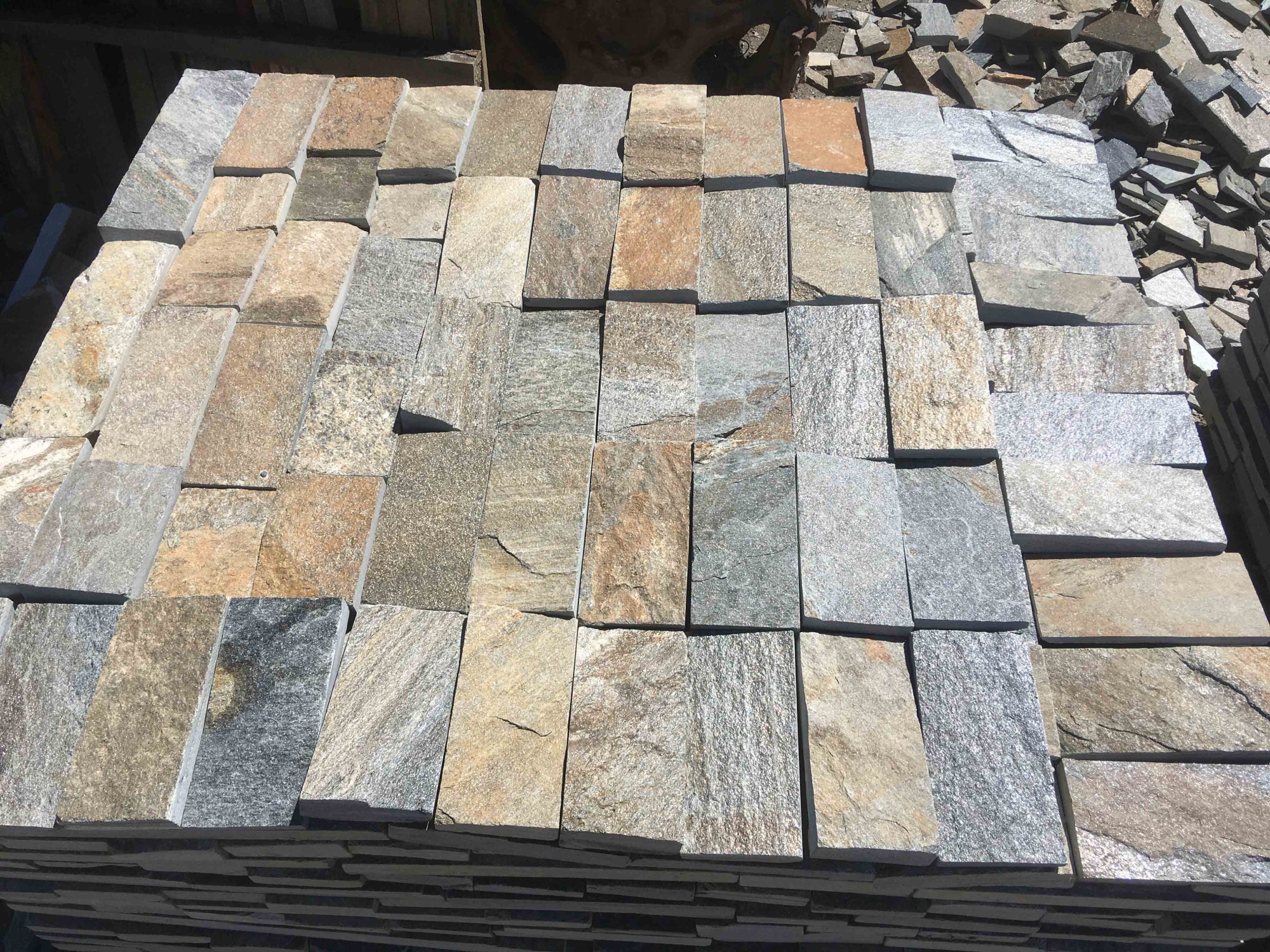 Плитка пилёная златолит Уральский для цоколя, отмостки купить в Пензенской области