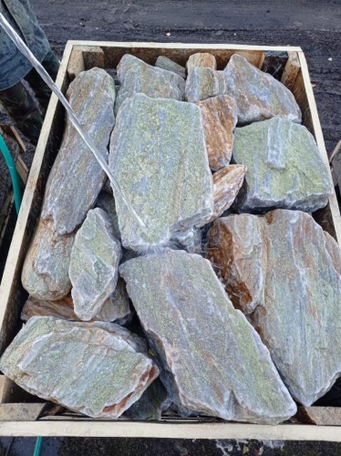 Златолит жёлтый, жёлто-зелёный глыбки и валуны для ланшафтного дизайна купить в Пензенской области