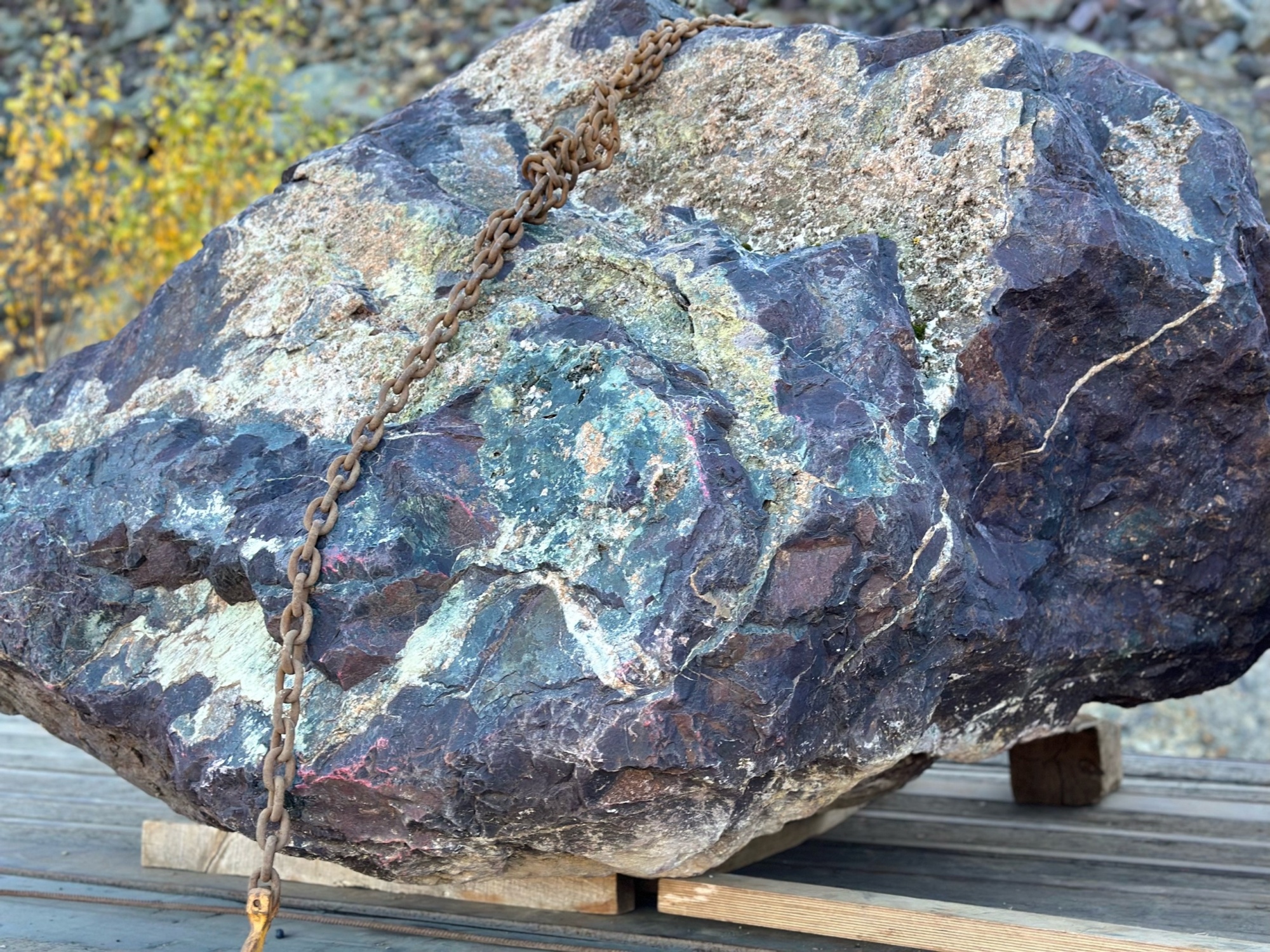 Огромные красно-фиолетовые валуны для ландшафтного дизайна весом более 5 тонн купить в Пензенской области