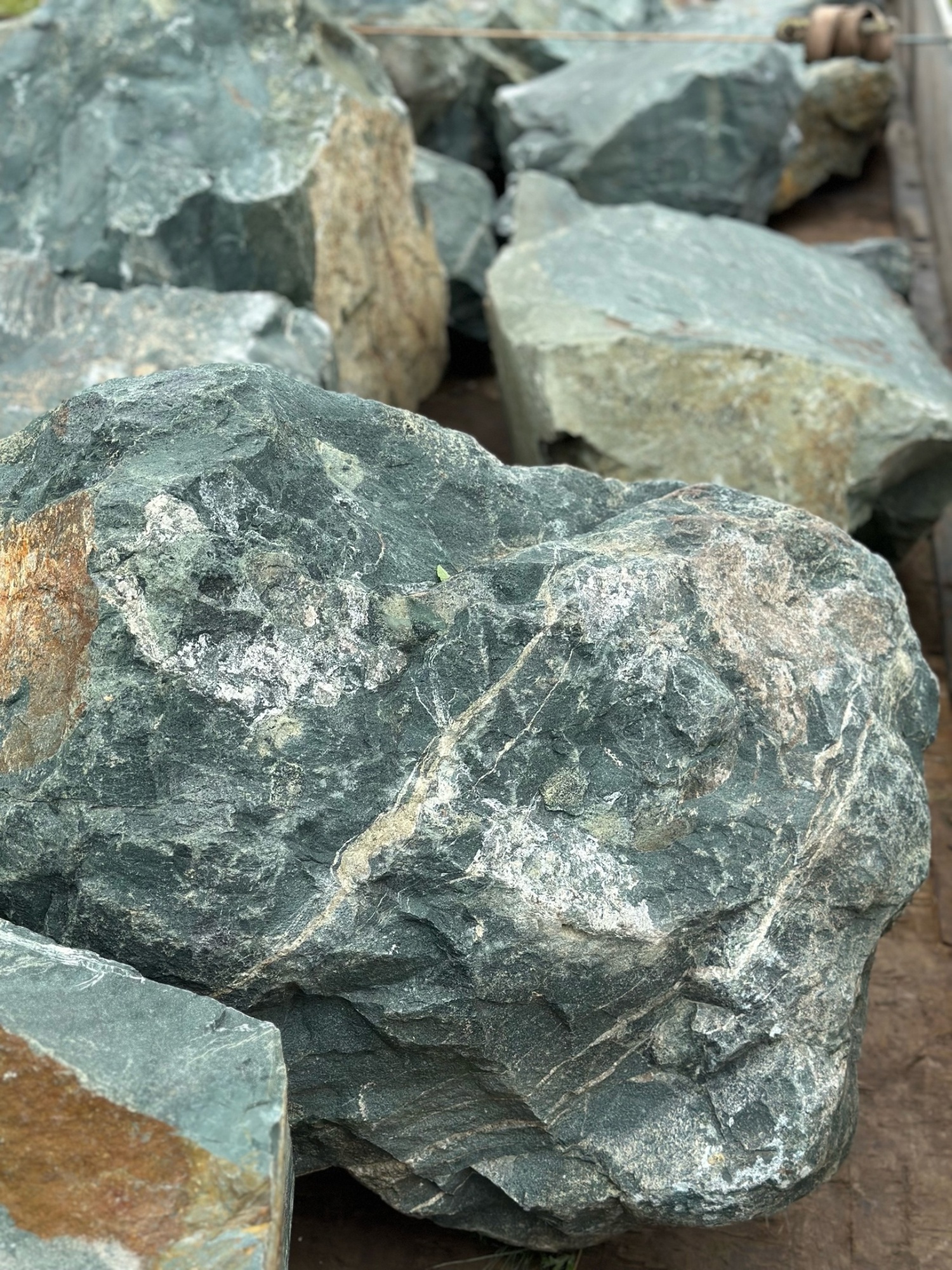 Камни для ландшафтного дизайна зелёные 10-60 килограмм купить в Пензенской области