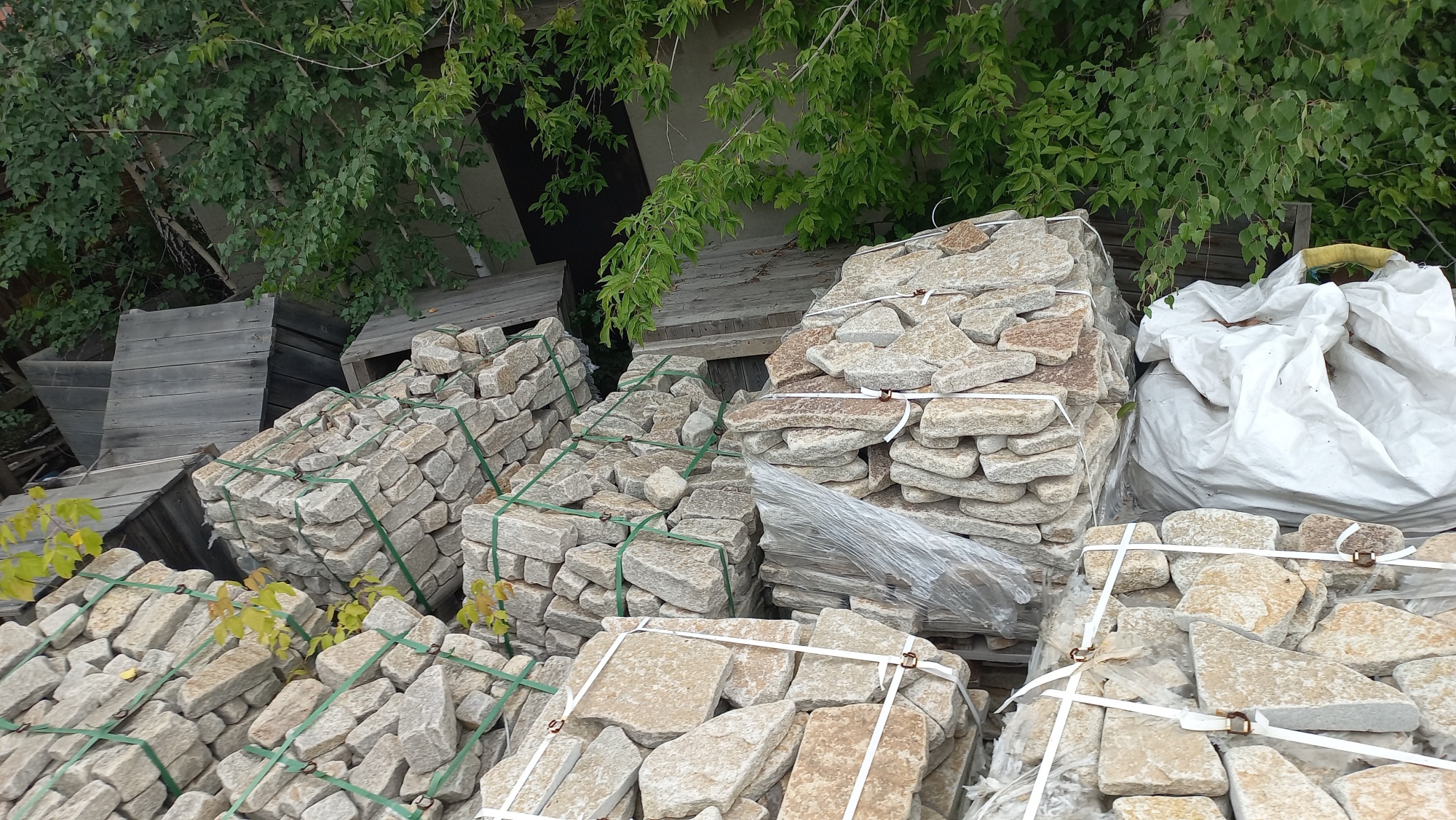 Плитняк гранитный галтованный купить в Пензенской области