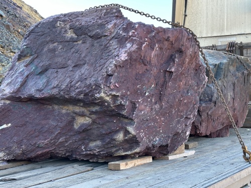 Огромные красно-фиолетовые валуны для ландшафтного дизайна весом более 5 тонн купить в Пензенской области