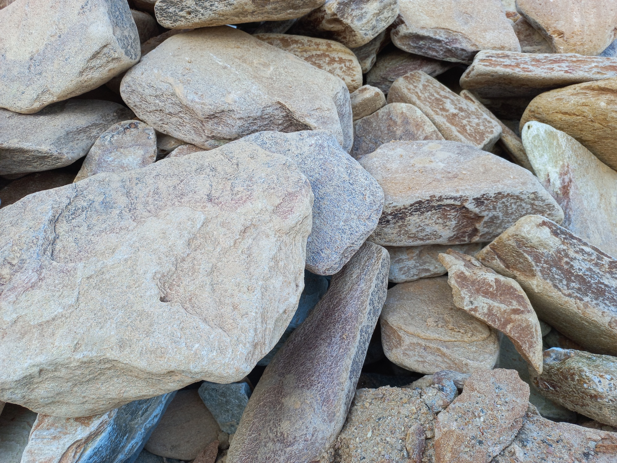 Златолит жёлтый, жёлто-зелёный глыбки и валуны для ланшафтного дизайна купить в Пензенской области