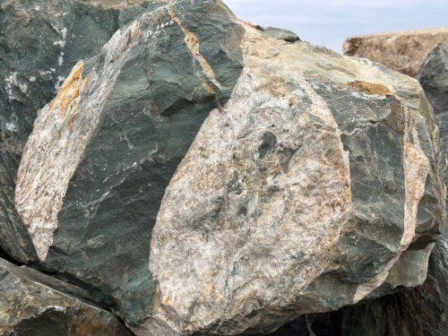 Гигантские зелёные валуны для ландшафтного дизайна весом более 5 тонн купить в Пензенской области