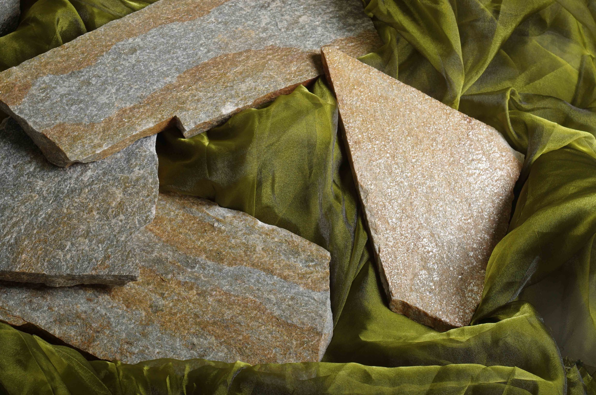 Плитняк златолит Уральский для цоколя, отмостки купить в Пензенской области