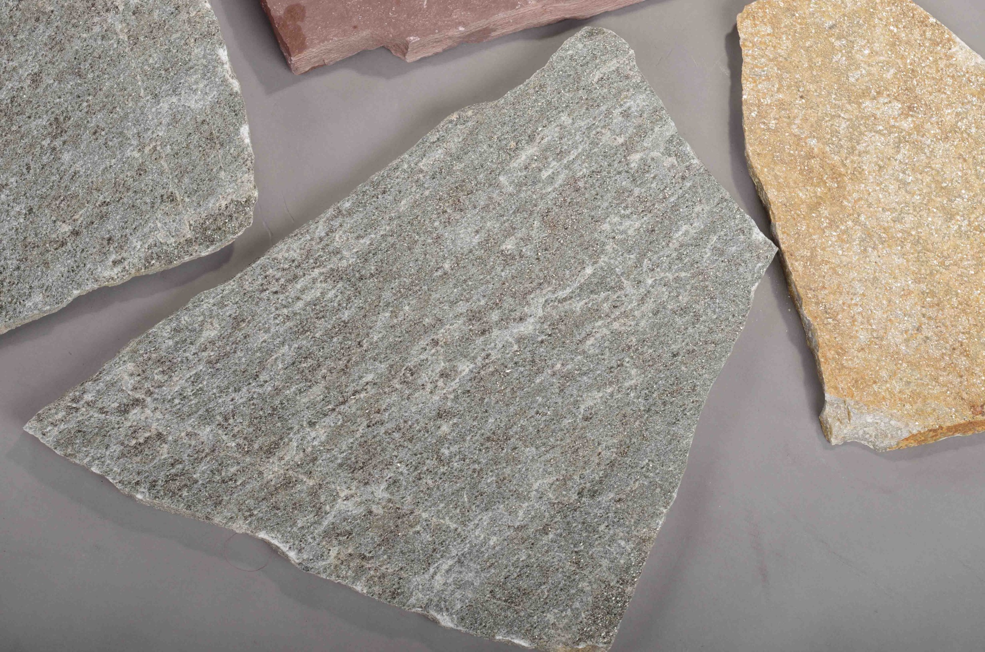 Плитняк златолит Уральский для цоколя, отмостки купить в Пензенской области